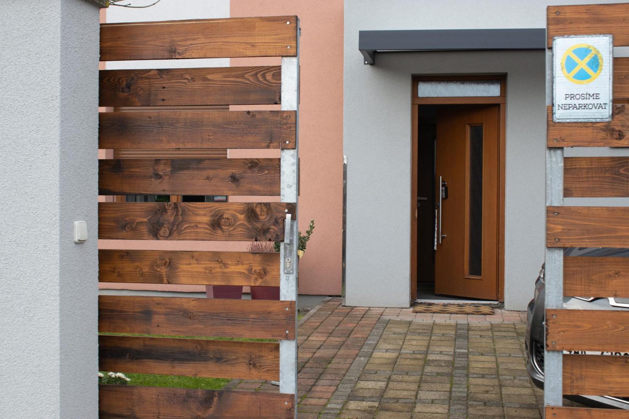Apartman U Lesa Nove Jirny ภายนอก รูปภาพ